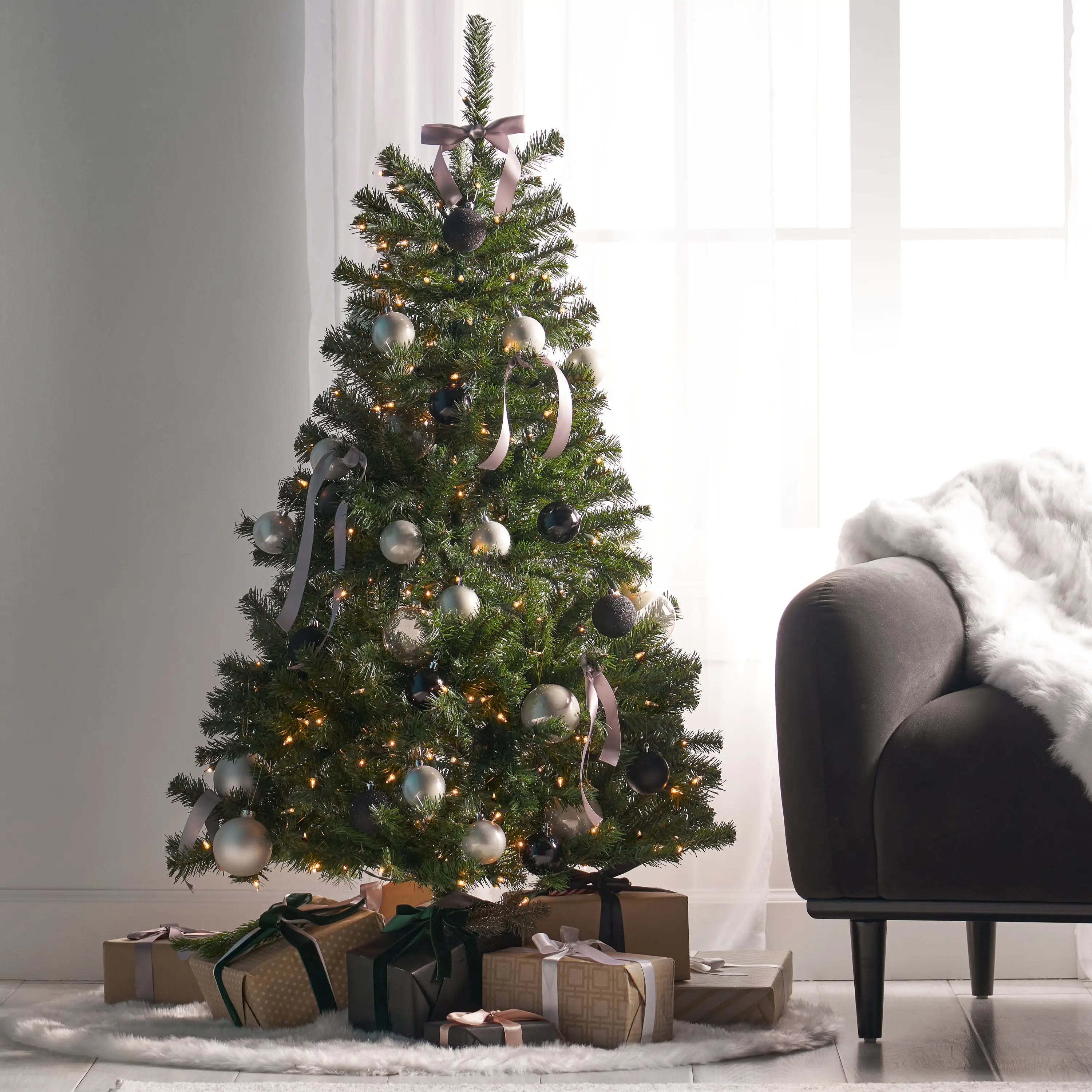 Pre-Lit Hinged Christmas Tree 4.5' with 200 LED Lights